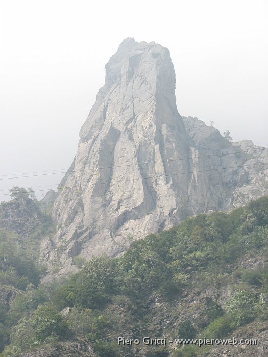 maslnaa-curo 131.jpg - Il Pinnacolo di Maslana, imponente magnifico torrione selvaggio, palestra per esperti rocciatori, paradiso dei "free-climbers"